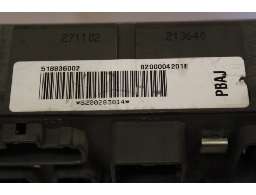 Boîtier à fusibles Renault Laguna 8200283814