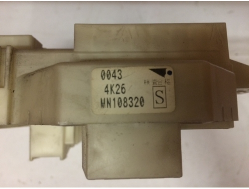 Caja de fusibles Mitsubishi Colt MN108320